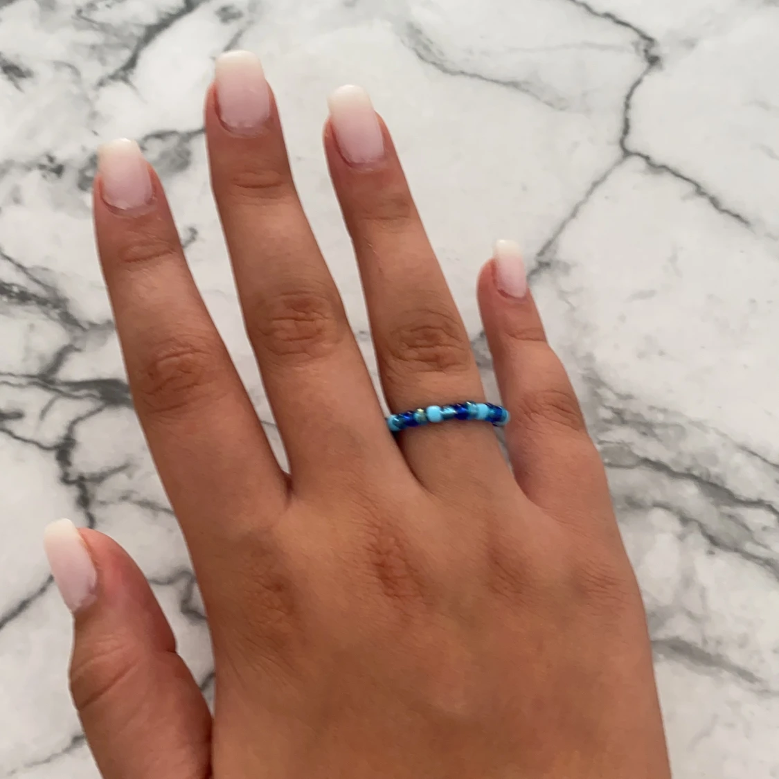 En ring men blåa pärlor💙🤍 - 90