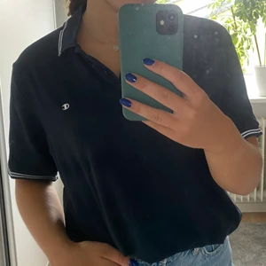 Champion Piké - Blå piké från Champion, storlek M - fint skick! Skriv för fler bilder eller vid några frågor:) Budgivning från 100kr! Köparen står för frakten🥰