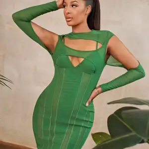 Supersnygg grön klänning med cutout här och där, storlek L men passar som medium. Från shein ursprungligen