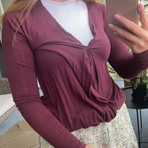 Omlott-tröja - Jättefin sparsamt använd omlotttröja från Gina Tricot i flowy material. Storleken är XS men passar även S & M beroende på vilken passform man vill ha 💜