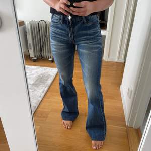 Ett par mörkblå raka (lite flairade) ACNE jeans. Storleken är 26/34. Jeansen är ganska låga i midjan och i mycket bra skick. Priset kan diskuteras 💕