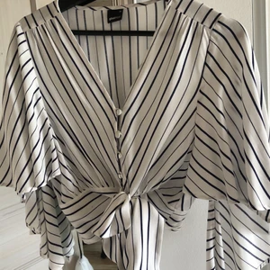 Randig fjärils tröja  - Superfin skjort-liknande tröja från Gina. Slutsåld och använd ca 2ggr. 100kr + frakt.