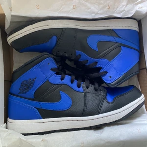 Jordan 1 mid ”Hyper Royal” - Säljer dessa äkta jordans som inte används längre, inga defekter förutom att de är lite creasade. Köpta i mars detta år men känns fortfarande som nya! Air jordan paketet följer med vid köpet. 💕💕💕