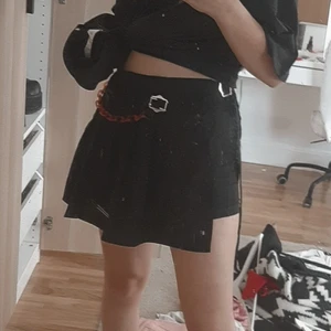 "Edgy" tenniskjol  - En fin tenniskjol som man fäster på sidan. Sitter stort på mig som har strl 36. Frakt tillkommer