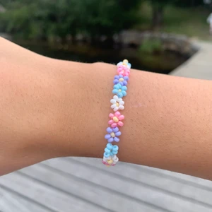 Blommigt armband - ☀️Handgjort armband☀️
