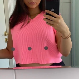 rosa väst - säljer denhär rosa västen, färgen är jättefin och stark + får en att se brunare ut hehe , pris kan diskuteras, aldrig använd bara provad