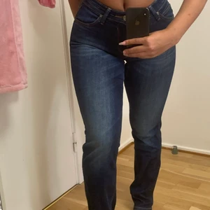 Lee jeans - Lee jeans endast använda en gång och var lite för lpnga på mig då jag är 158/159. Strechiga. Buda gärna