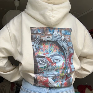 Hoodie  - Snygg hoodie i mycket bra skick, köpt av ett uf företag 💕HÖGST BUD: 550