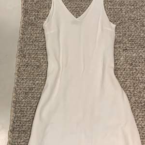 Very vintage white holter top dress in size S it is like a mid length for me 155cm so it would be a mini dress for 160-165cm