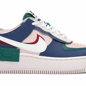 Nike air force 1 ”shadow” mustig navy - Säljer dessa skitsnygga färgglada air force 1 då dom tyvärr inte kommer till användning, storlek 39 och knappt använda💕