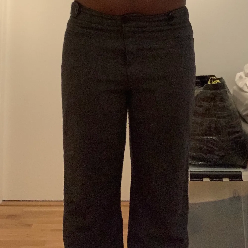 Tygbyxor från Kahappal i storlek 40 skulle passa som M och de sitter  lågmidjat. Är 170 cm för referens. Om det är något man undrar så är det bara att skriva 🙂. Jeans & Byxor.