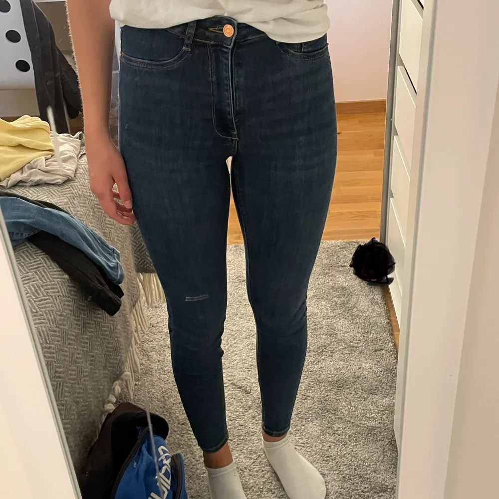 Säljer ett par mörkblåa skinny jeans i storlek S men passar även XS. Jag säljer dem eftersom de inte kommer till användning men de är i mycket fint skick. Nypris var 299kr och jag säljer för 30kr +frakt på 66kr. Jag är 167 och de passar bra i längden💙. Jeans & Byxor.