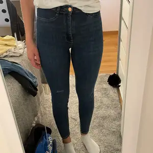 Säljer ett par mörkblåa skinny jeans i storlek S men passar även XS. Jag säljer dem eftersom de inte kommer till användning men de är i mycket fint skick. Nypris var 299kr och jag säljer för 30kr +frakt på 66kr. Jag är 167 och de passar bra i längden💙