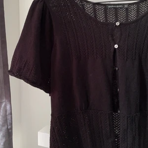 Svart kortärmad kofta - Supersöt svart kortärmad kofta som tyvärr inte kommer till någon användning. I mycket gott skick😊