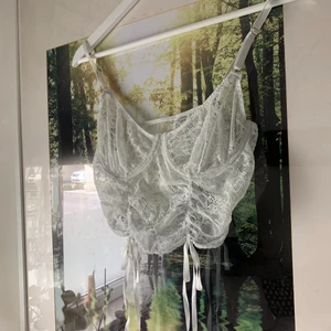 Fin spetstopp  - Jättegullig spets topp eller bh, beror ju på vad man vill använda den som. Vit men mot det gråare hållet i storlek S💗 Frakt 24kr😊