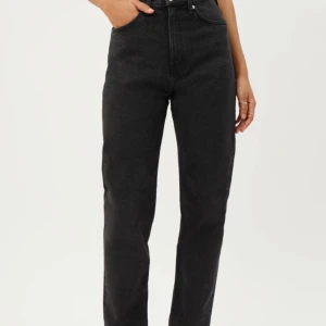 Supersnygga mom jeans från weekday - Snygga jeans som tyvärr är för små för mig. Toppenskick och köpta för 500kr. Mom jeansen heter lash, är höga i midjan och har superfin passform! 