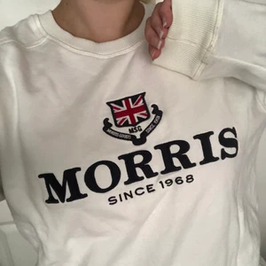 Morris sweatshirt  - En fin, vit Morris tröja som inte längre tillverkas. Inte använd så jättemycket, den är i bra skick utan märken eller fläckar som jag kan se. (Nypris 700 kr) 