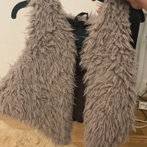 Storlek 36 - En grå fejk päls med märket BRADWAY