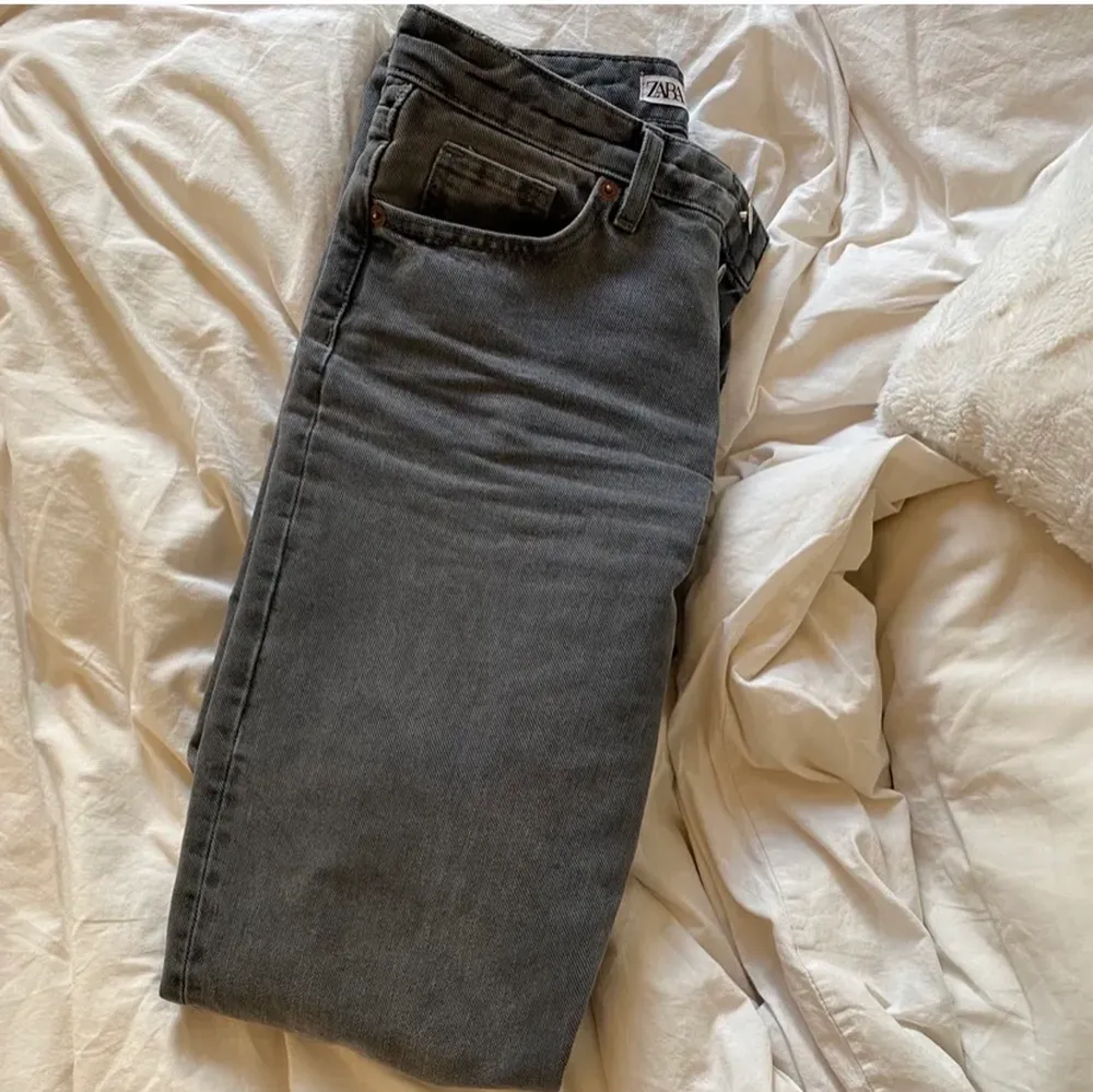 Säljer dessa populära slutsålda jeans ifrån zara i storlek 36 dem är endast använda ett fåtal gånger, buda i kommentarerna 🤍🌟👍(lånade bilder) köp direkt för 1000+frakt💓🤍 köpare står för frakt💖 Budgivningen avslutas onsdag nästa vecka🌟. Jeans & Byxor.