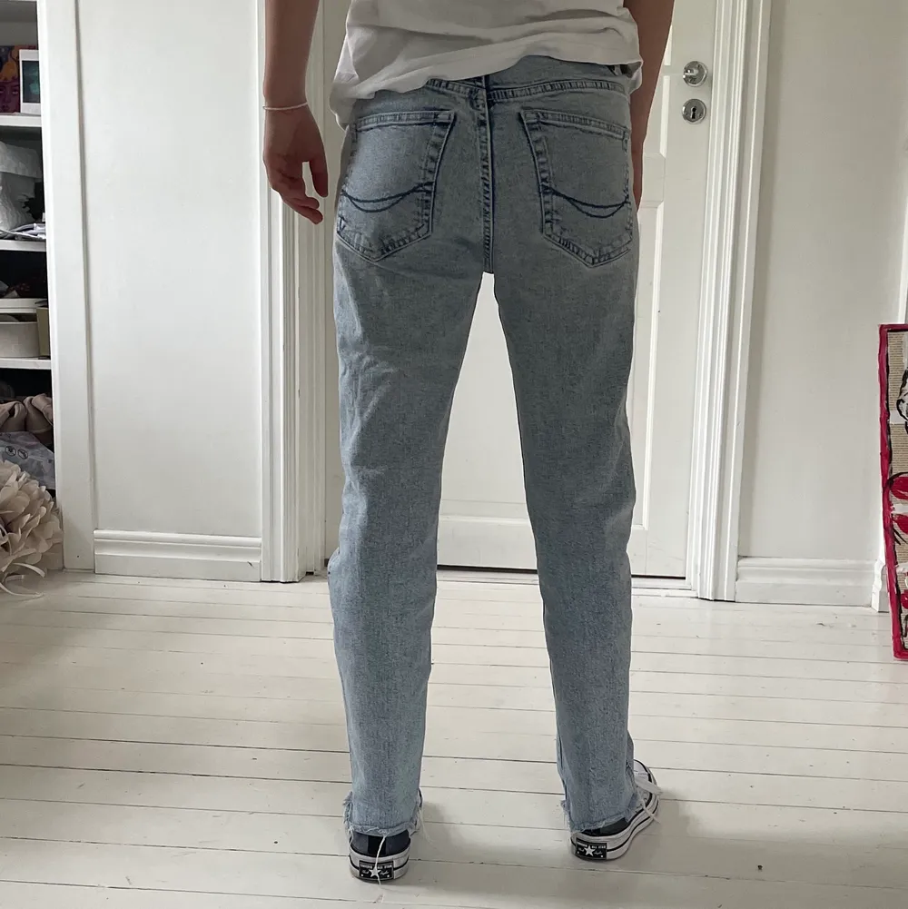 Jeans från pull & bear i straight modell. Aldrig använda då de är lite för små. Passar bättre på någon som är en 34. Jag är en 36. Skriv privat vid frågor. Köparen står för frakten. Jeans & Byxor.