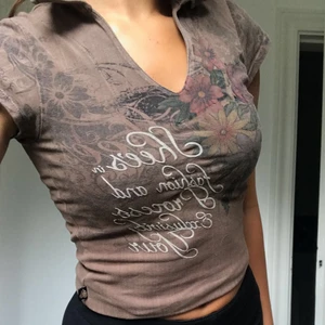 Cool T-shirt  - Snygg T-shirt med riktigt cola detailier. Storleken är mellan Xs-S. Super bekväm med skönt material. Den är helt oanvänd. 