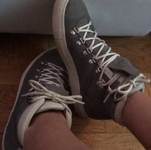 JÄTTEFINA Skor från DIEMME 😍 - Snygga skor från DIEMME. Köpta på rea ;) Kostar 3,700kr, jag köpte dom för 2900kr. Gråa med ”skridsko snörning” . Väldigt välbehållna och inga fläckar eller ”revor” eller liknande. Säljes till högstbjudande såklart 😜 Strl 39 grå mocka och vitt läder; jättesköna!!