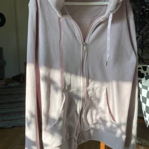 Hoodie - En smutsrosaaktig kofta från ginatricot. Köpte den för några år sedan men har knappt använt den. Den är superskönt, så himla len. Skulle säga att den passar XS-M och kanske lite mindre L. 
