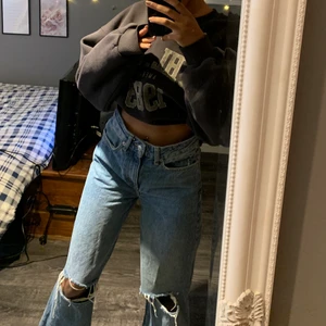 Jeans - Säljer mina älskade jeans, dessa har varit favoriter hos mig ända sen jag köpte dom men har tyvärr bytt stil så de använd s inte längre, kan skicka fler bilder privat och pris kan alltid diskuteras 🤎🤎 nypris 299