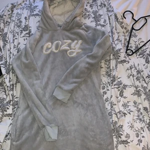 Lång mysig filtklänning/hoodie - Säljer denhär jättegosiga klänningen som är som en filt✨ den är riktigt skön och mjuk💕 använder den inte lika ofta längre så säljer den✨den är i st 164 passar alltså xs men den är lång och stor å mysig i passformen✨