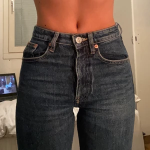 Zara jeans - Midrise jeans från zara, storlek 32❤️ BUDA I KOMMENTARERNA!! Frakt kostar 66kr💛 