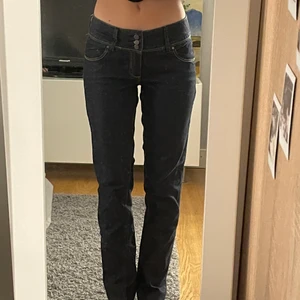 Lågmidjade jeans💙 - Jeans från vero moda💙 sytt om dem i midjan och på längden så de passar mig som är 160cm. Skriv för info om storleken!
