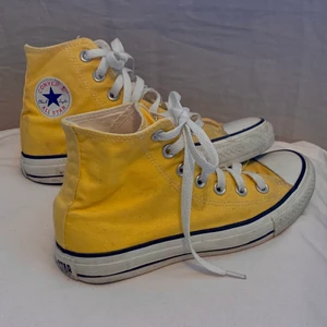 Ett par välanvändna converse, all star - Storlek 36,5 dem är välanvända och varit mina favoriter men är tyvärr för små, buda i kommentarerna, börjar på 80kr