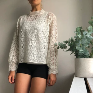 Spets topp - En jättefin vit spets topp, gärna med en vitt linne under. 