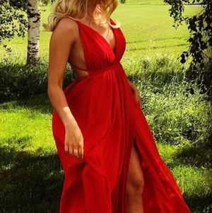 Röd balklänning  - Jag säljer min röda fina balklänning som är köpt från Youmefashion💖 Klänningen är i storlek M och är perfekt längd för mig som är 169 plus klackar på 7cm. Klänningen är endast använd en kväll vilket betyder att den är som ny och i bra skick, inga slitningar eller fläckar osv☺️ Jag köpte klänningen för 1900kr+frakt och säljer den för 1700, men priset kan diskuteras privat🥰 Hör av dig privat om du vill ha bättre bilder eller info om passform👍🏽