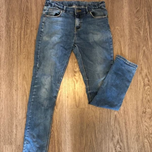 Lågmidjade jeans - Säljer ett par lågmidjade jeans då de inte passade riktigt bra på mig. Sjukt snygga i ett okänt märke. Har spännband på insidan så man kan dra åt dem. Ser inte någon storlek men passar mig som vanligtvis har 36 i jeans/ byxor.