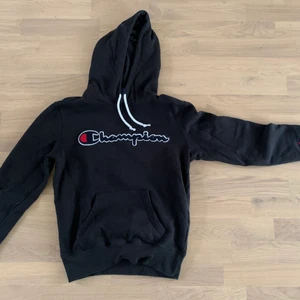 Championhoodie  - Jättefin hoodie från Champion. Använd ett par gånger men fortfarande i mycket bra skick. 