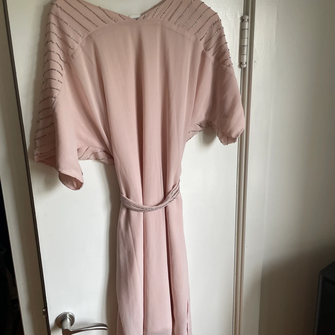 Klänning med paljettdetaljer - 91