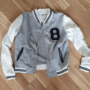 Varsity jacka - Köpt second hand, trodde den skulle va mer oversized på mig men satt mer "normalt"