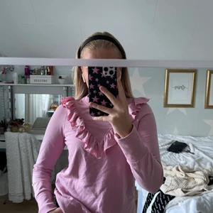 Fin rosa tröja med volang - Jätte fin tröja som tyvärr är förliten. Från Vera Moda i strl S