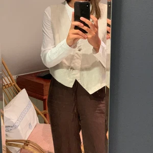 Gubbväst  - Gullig väst i linne, oversized. Kortare i ryggen. Säljer för 90kr+frakt