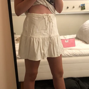 Vit kjol från brandy Melville  - Denna super söta kjol som är köpt på brandy Melville. Den är bara använd npn gång o h är därför i toppskick. Nypris var ca 350kr tror jag!❤️