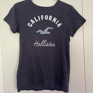 Hollister T-Shirt i stolek S - Skön t-Shirt i fin blå färg. Den är bara använda ett fåtal gånger.                                                                      Köparen står för frakten!