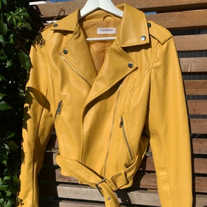 Gul skinnjacka strl 36 / S - I princip oanvänd skinnjacka i häftig gul färg ! Strl 36/S. Från märket Glamorous, köpt på Nelly. 