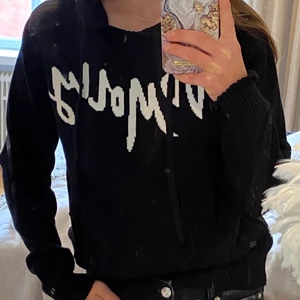 Hoodie från Odd Molly - Svart ”Hey baby hood sweater” från Odd Molly. Nyskick. Storlek 0 (XS) men passar även mig som brukar ha S. Nypris 1495. Säljer även denna i ljusrosa och ljusgrå. 