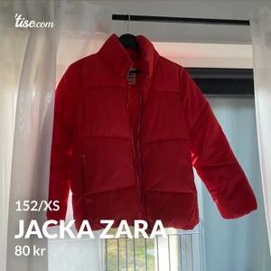 Pufferjacka från Zara - Köpt på barnavdelningen men passar XS/S! läs texten i min bio innan ni skickar massa frågor! snabba, direkta och krångelfria köp prioriteras! säljer ut massa från min garderob till ett billigt pris, pruta ej! fast fraktpris! önskar du däremot köpa flera av mina kläder kan jag skicka detta i samma paket för fraktpriset av en! 