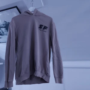 Hoodie - Riktigt snygg o skön hoodie från Bershka, använd ett flertal gånger men hittar ingen användning för den nu! Off-white vibez vilket är riktigt najs...