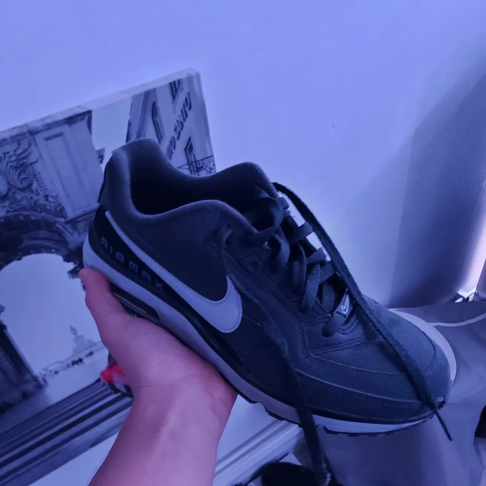 Nike air max! Använda ett fåtal gånger då dem inte passar min stil. Riktigt schyssta dock! Dem ser helt nya ut... Storlek 45. Skor.
