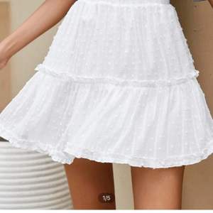 Väldigt söt kjol som jag tror kanske skulle passa någon med storlek s-m då den är för liten för mig med l.🤍🤍 (lånade bilder)