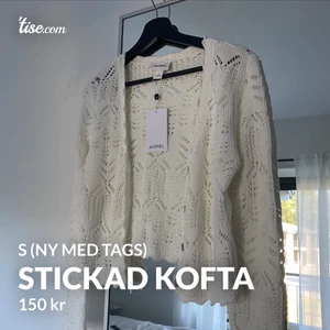 Kofta från Monki - läs texten i min bio innan ni skickar massa frågor! snabba, direkta och krångelfria köp prioriteras! säljer ut massa från min garderob till ett billigt pris, pruta ej! fast fraktpris! önskar du däremot köpa flera av mina kläder kan jag skicka detta i samma paket för fraktpriset av en! 
