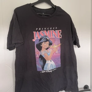 Jasmine Graphic tee - from the pull&bear x disney collection. Very cozy!